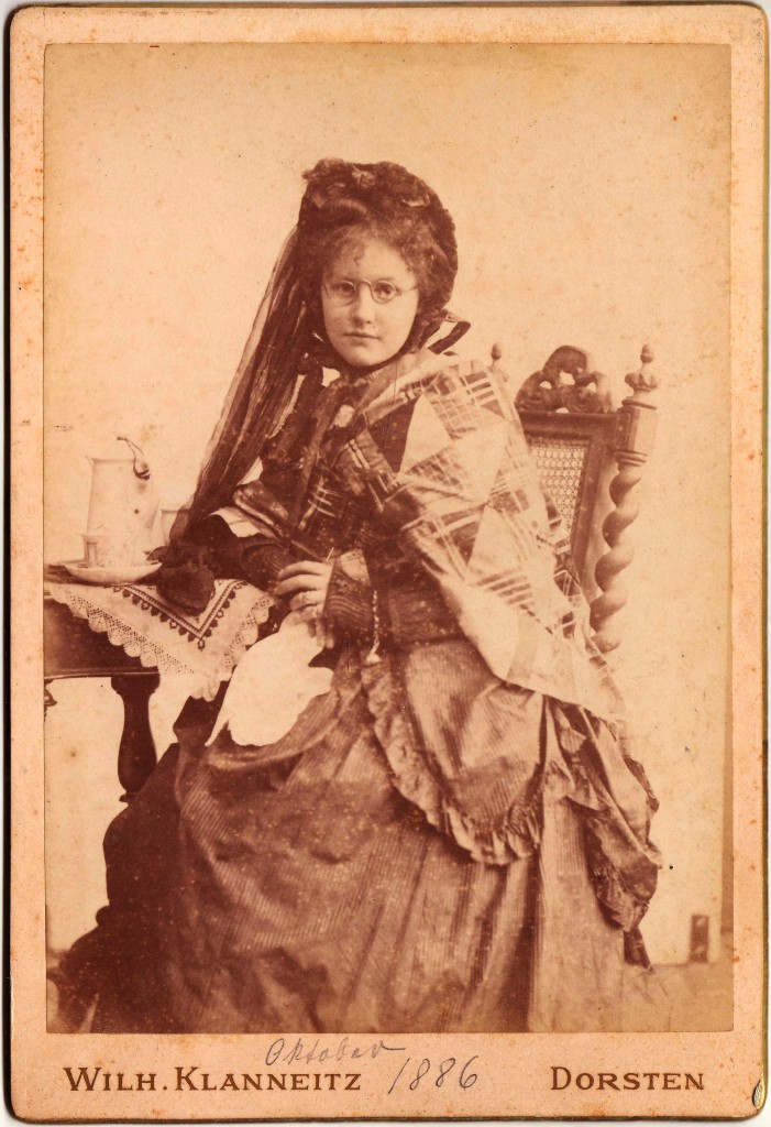 Liesel Joly beim Fotografen 1886 