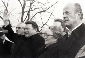 Agnes Hürland 1979 zwischen Bayerns Ministerpräsident Strauß und Bürgermeister Lampen