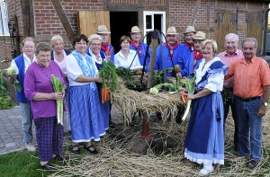 Fleißige Helfer: Aufstellen des Erntekranzes 2011; Foto: Guido Bludau (Wulfen-Wiki)