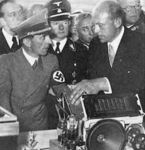 H. Glasmeier in SS-Uniform, links Minister Goebbels