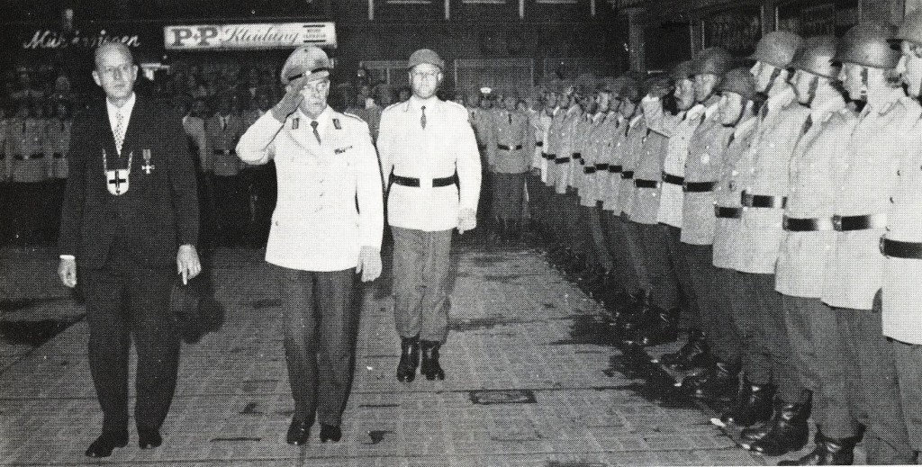 Vereidigung der Rekruten auf dem Marktplatz in den 70er-Jahren mit BM Lampen und Brigadegeneral Rose