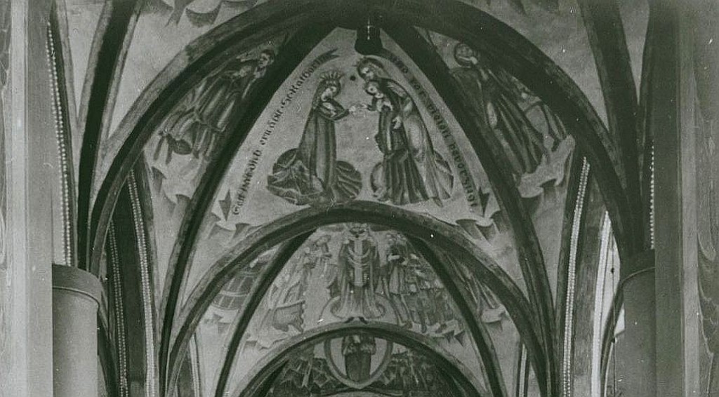 Expressive Deckenbemalung in der Vorkriegskirche