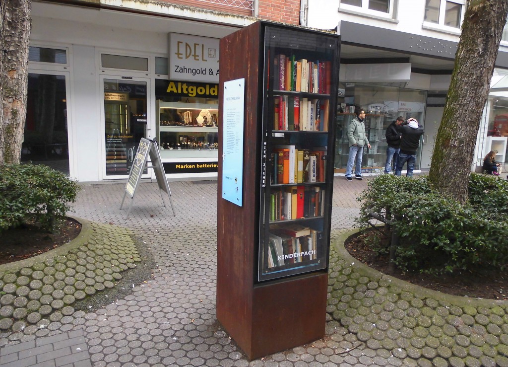 Bücherschrank in der Recklinghäuser Straße; Foto: Wolf Stegemann