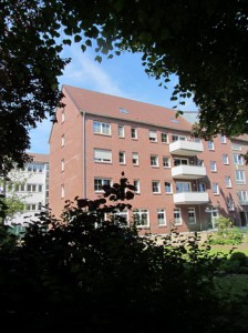 Neubau vom Schulhof aus gesehen