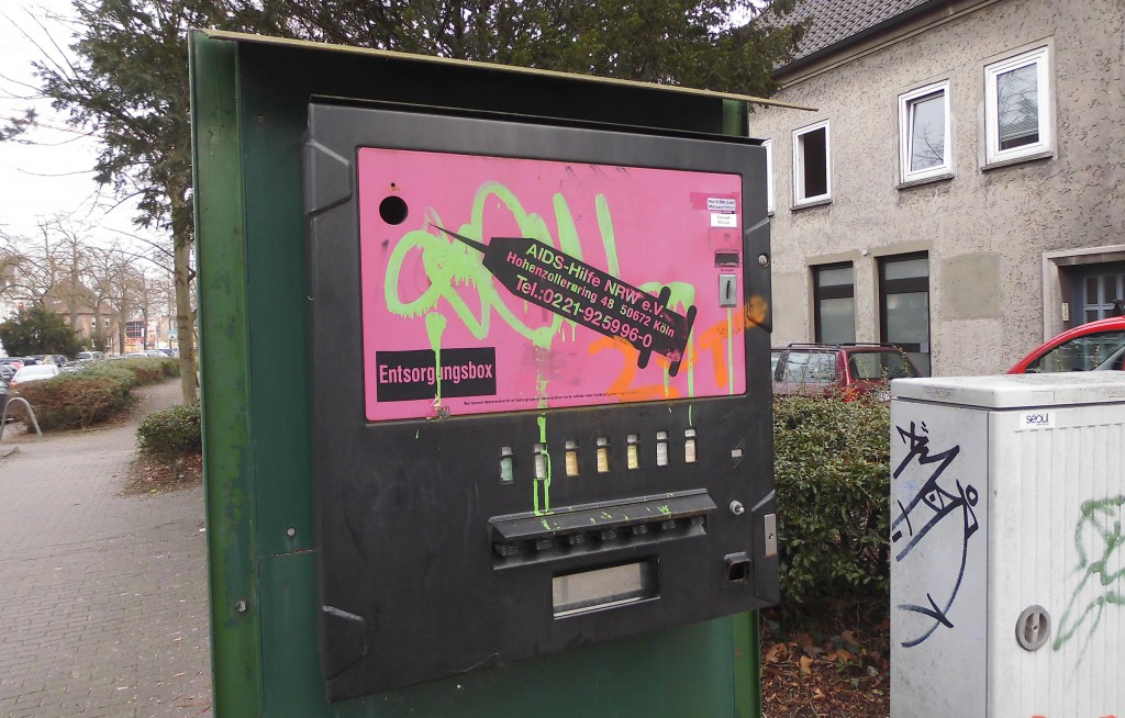 Öffentlicher Entsorgungsautomat für Drogenspritzen Klosterstraße/Ecke Westgraben; Foto: Wolf Stegemann