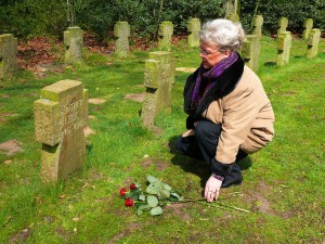 Regina Leue am Grab ihres Vaters in Holsterhausen; Foto: Wolf Stegemann