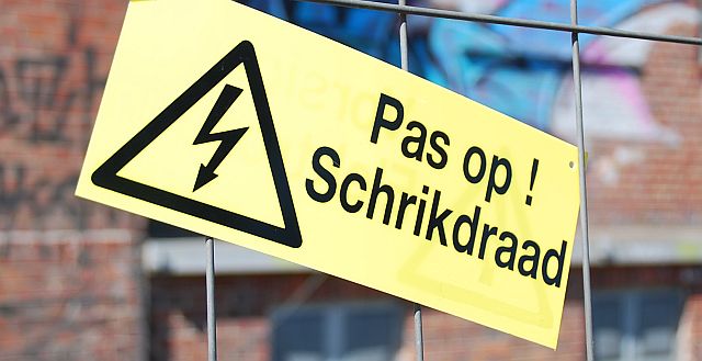 Schild an der Uni Münster zur Sprachforschung: "Pass auf! Elektrozaun" 