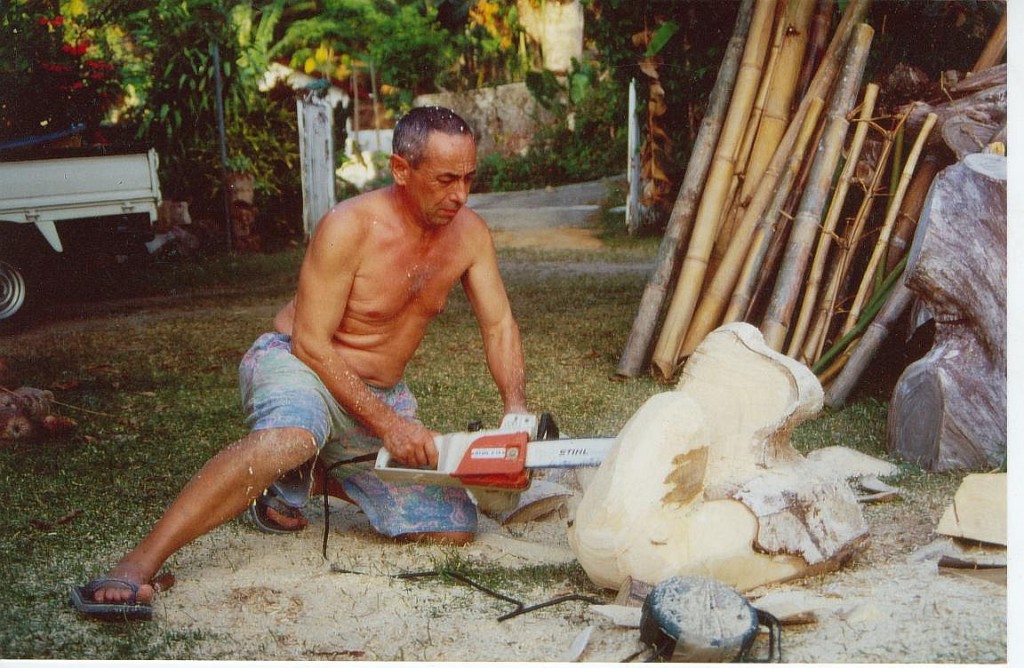 Mit der Motorsäge die Grundform der Skulptur schaffen; Foto: Wolf Stegemann