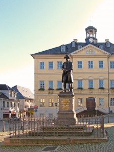 Marktplatz mit Gellert-Denkmal und Rathaus (heute)