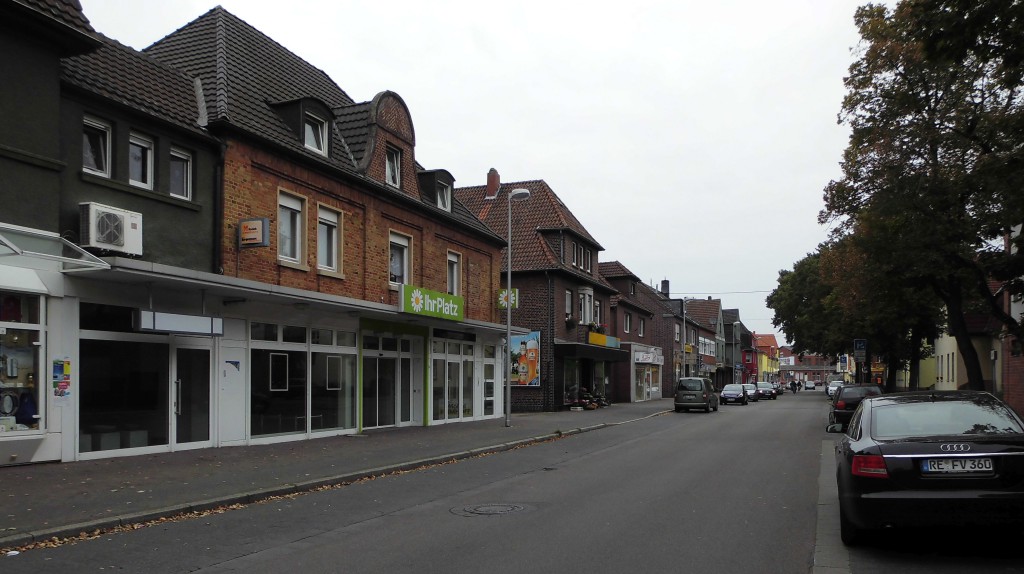 Die Straße "Im Harsewinkel" 2014; viele Leerstände; Foto: Wolf Stegemann