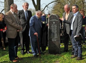 Setzung eines Gedenksteins auf dem jüd. Friedhof in Wulfen 2014; Foto: Wulfen-Wiki, Guido Bludau