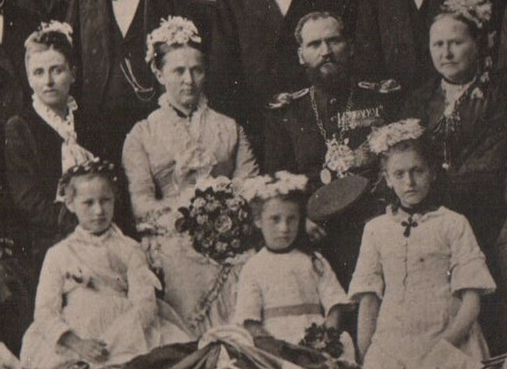 Von links: Mathilde von Lattorf, Christine Peus, Artur von Lattorf, BM-Gattin Geißler, davor die Mädchen Eggebrecht, von Cloedt und Cirkel