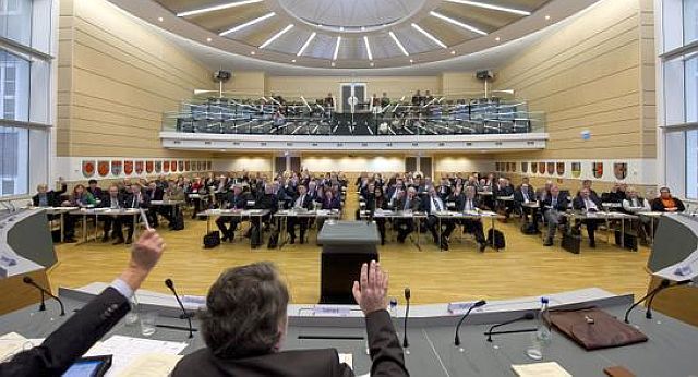 Plenarsaal der Landesversammlung , in der 18 Kreise und 9 kreisfreie Städte vertreten sind