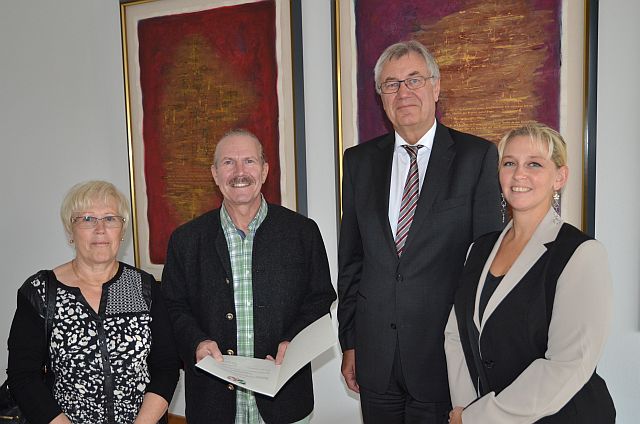 Überreichung der Stiftungsurkunde durch Regierungspräsident Reinhard Klenke (2.v.r.) an Bernhard Adolph (2.v.l.). Daneben die Beiratsmitglieder Gisela Wolff (r.) und Jennifer Schubert; Foto: Stiftung