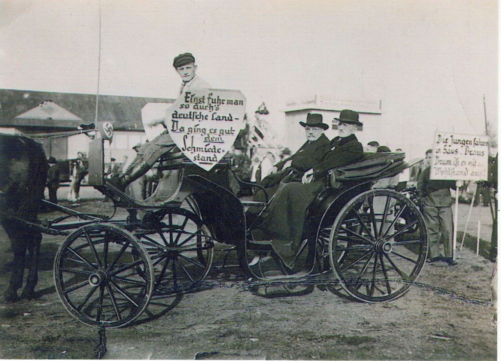 1. Mai-Umzug 1934 mit den Herren Freitag und August Kottendorf an der Badeanstalt