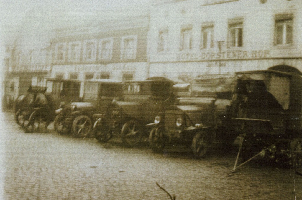 Militärwagen 1920 auf dem Marktplatz