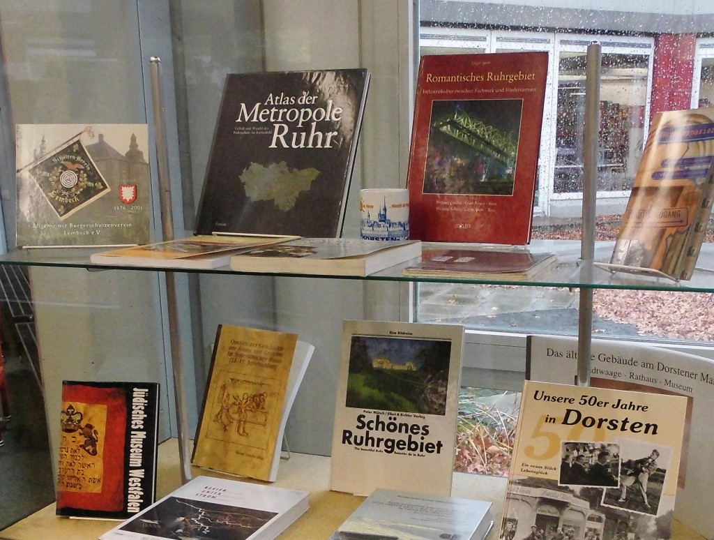 Vitrine mit Heimatliteratur; Foto: Wolf Stegemann