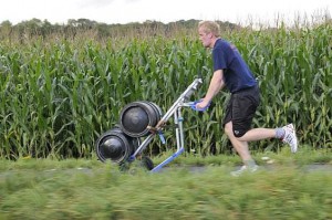 Mit den Fässchen über Weg und Steg