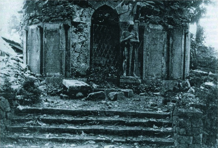 Zerstörte Kriegergedenkstätte am Westgraben 1945