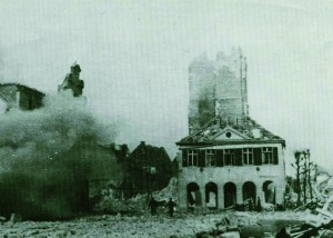 Ruinensprengung am Marktplatz nach der Bombardierung