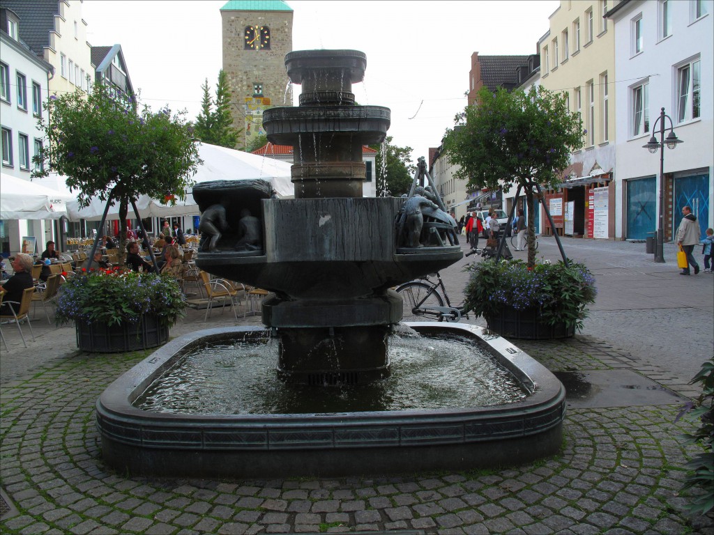 Stadtbrunnen am Markt mit Szenen aus der Stadtgeschichte