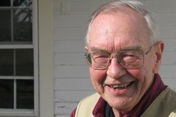 Johannes Buchmann vor seiner Farm in Connecticut/USA; Foto: Jürgen Kalwa