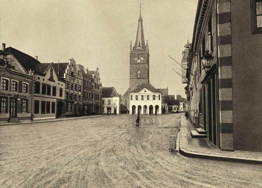 Marktplatz 1910 mit dem Alten Rathaus 