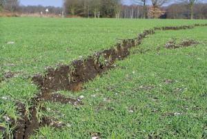 Abbruchkante quer über ein Feld