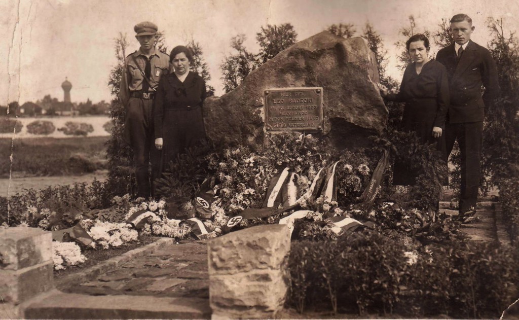 Sadecki-Denkmal bei der Einweihung (heute verschwunden) 