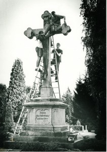 Renovierung am Kreuz des ev. Friedhofs an der Gladbecker Straße