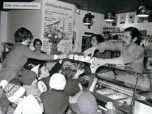 Antonio Filippin in seiner Eisdiele am Markt 1974