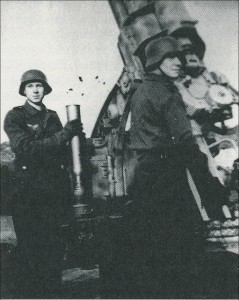 Gerd und Hans Aleff in der Flakstellung Gälkenheide in Wulfen, Februar 1945