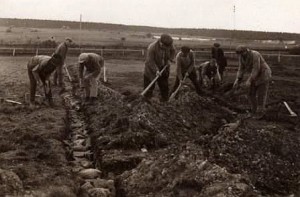 Am Sportplatz werden Drainageröhren verlegt, Juli 1932