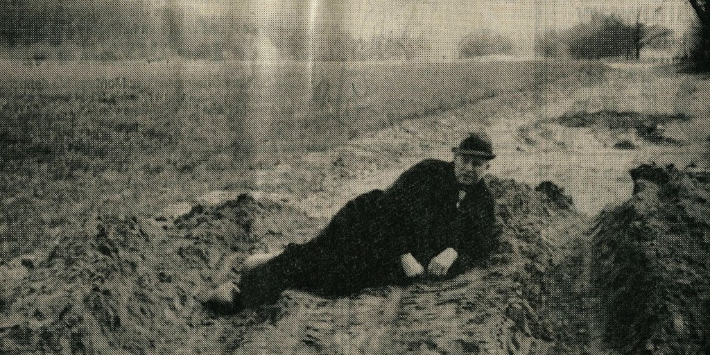 Aloys Große Boes auf seinem Erdwall (Zeitungsbild)