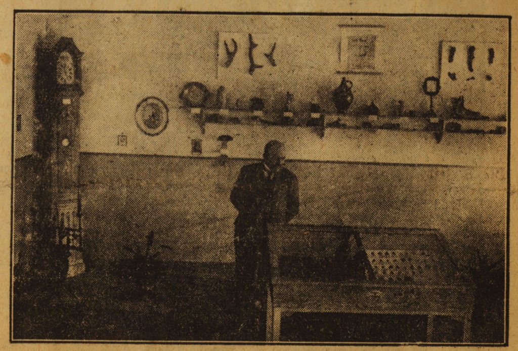 Lehrer Nölle im Holsterhausener Heimatmuseum 