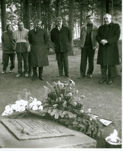 Gedenktafel am jüd. Friedhof Lembeck 1983: BM Ritter, Dirk Hartwich, Wolf Stegemann, Stadtkämmereer Klink (von rechts) 