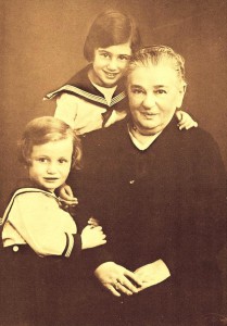 Amalie Perlstein mit Enkelkindern Ursel und LIesel