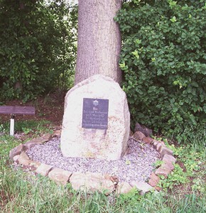 Gedenkstein am Tatort; Foto: Wolf Stegemann