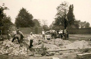 Arbeit der Mitglieder am Flugplatz; Sammlung Gernoth