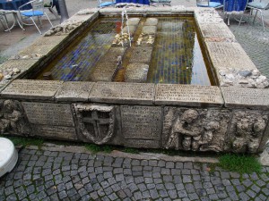 Stadtgeschichte auf dem Sr. Paula-Brunnen dargestellt