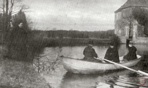 Mit dem Boot auf der Schloss-Gräfte (1890)