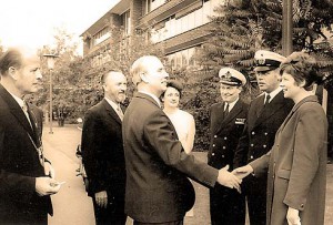 Hans Möller begrüßt Offiziere des Patenbotts "Atlantis"
