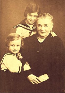 Amalie Perlstein mit Ursel und Liesel