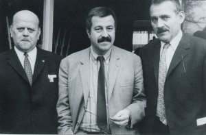 Günter Grass (M) mit den Politikern Orzelski und Eckerland