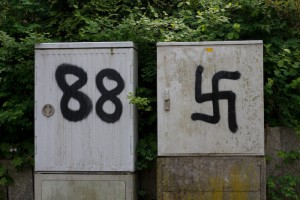 88 ist das Zeichen der Rechtsradikalen für "Heil Hitler" 