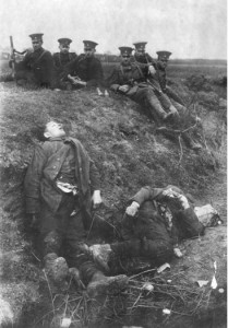 Tote Rotarmisten im Graben, dahinter lebende Reichwehrsoldaten
