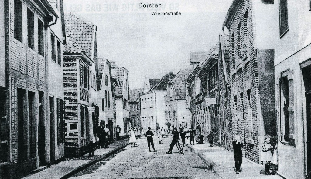 Wiesenstraße mit Blick auf die Synagoge (weißes Giebelhaus in der Mitte)