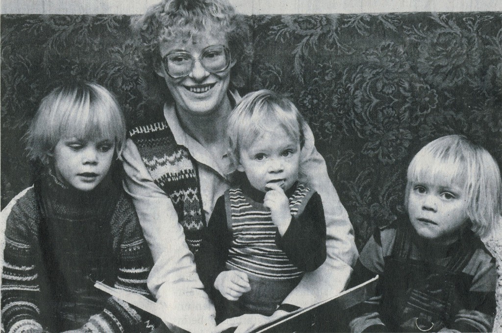 Angela Schneider 1983 mit Marie, Anna, Tillmann (v. l.); Foto: Wolfgang Krüger