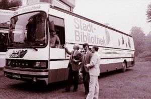 Bücherbus, ein kurzers und kostspieliger Einsatz (Stadtdirektor Dr. Zahn, Beigeordneter Dr. Backherms, Bibliotheksleiter Stöckle v. l.)T