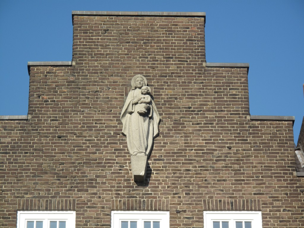 Stracke-Marienskulptur am Dorstener Marktplatz; Foto: Wolf Stegemann